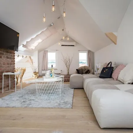 Lägenhet Wishlist Residences - Old Town Square